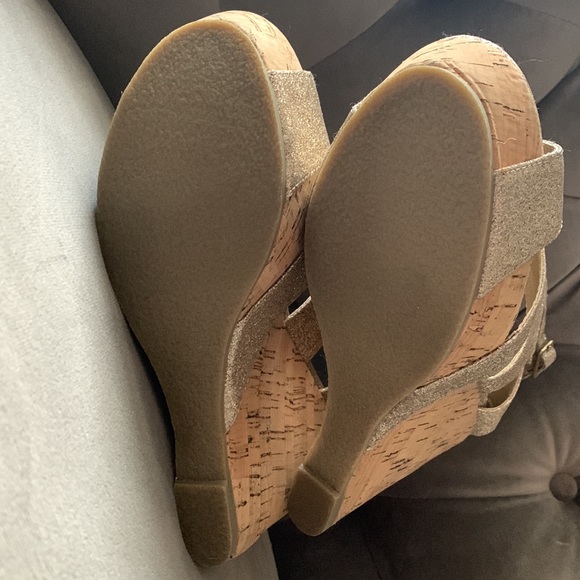 Steve Madden Gold Glitter Cork Wedges NEW - Picture 5 of 6